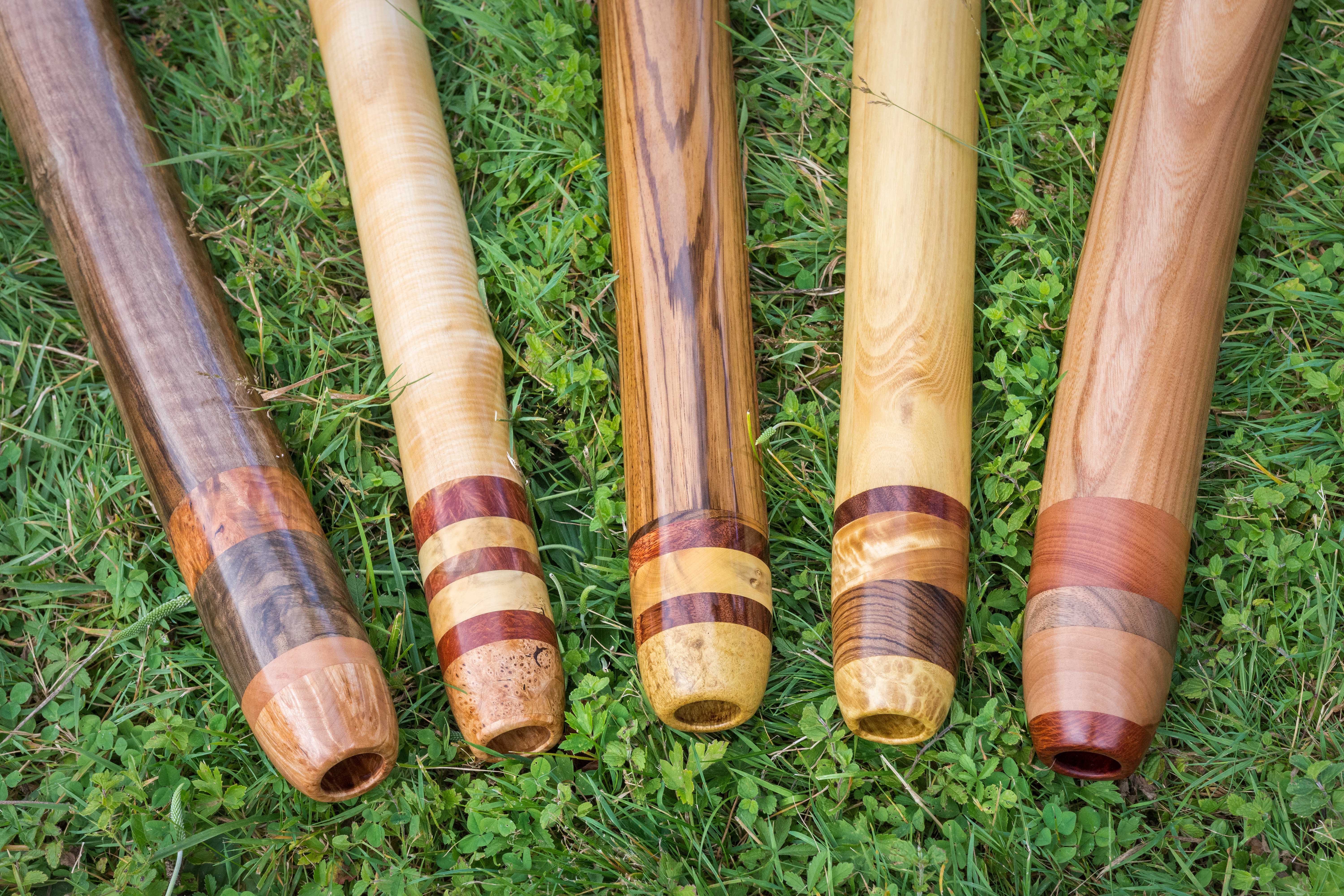 Photo de groupe - embouchures Nouveaux didgeridoos disponibles fin juin 2019. Cinq instruments d'essence diverses allant du Mi au La