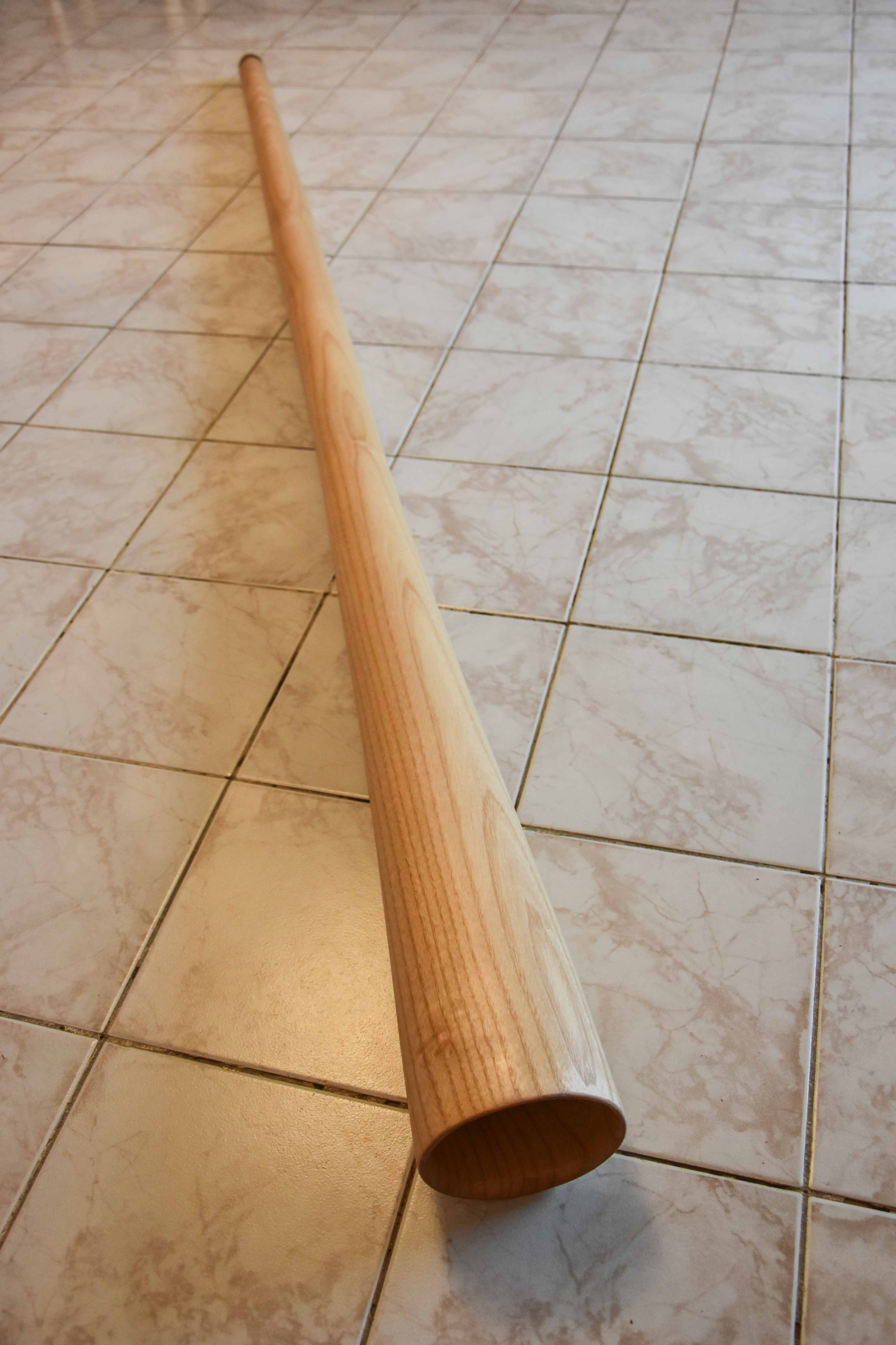 Didgeridoo nommé Awaro, en Si, tout droit, fabriqué en bois de frêne