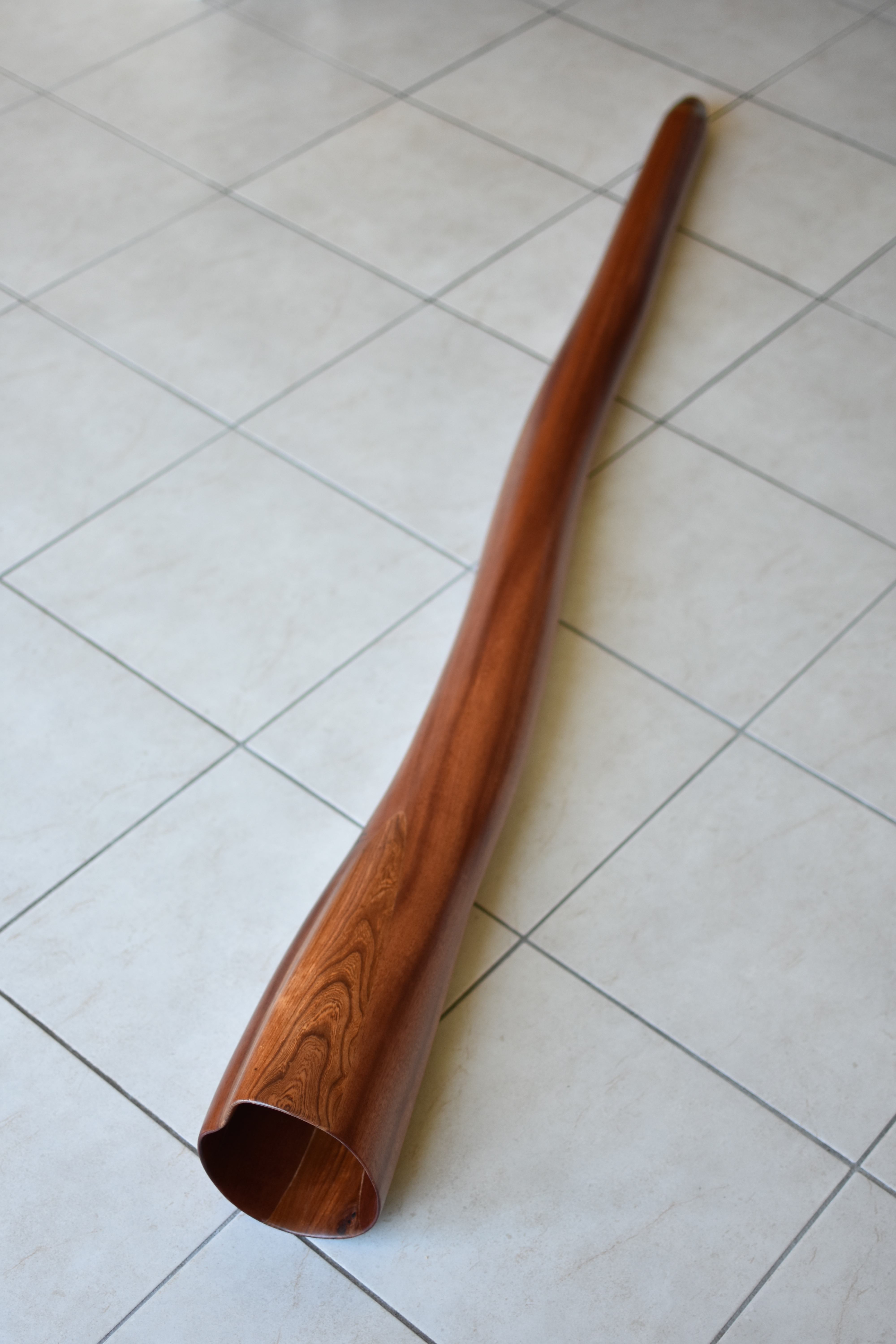 Didgeridoo nommé Hauroko, en Do#, légèrement courbé, fabriqué en bois de sipo avec d'orme à la cloche