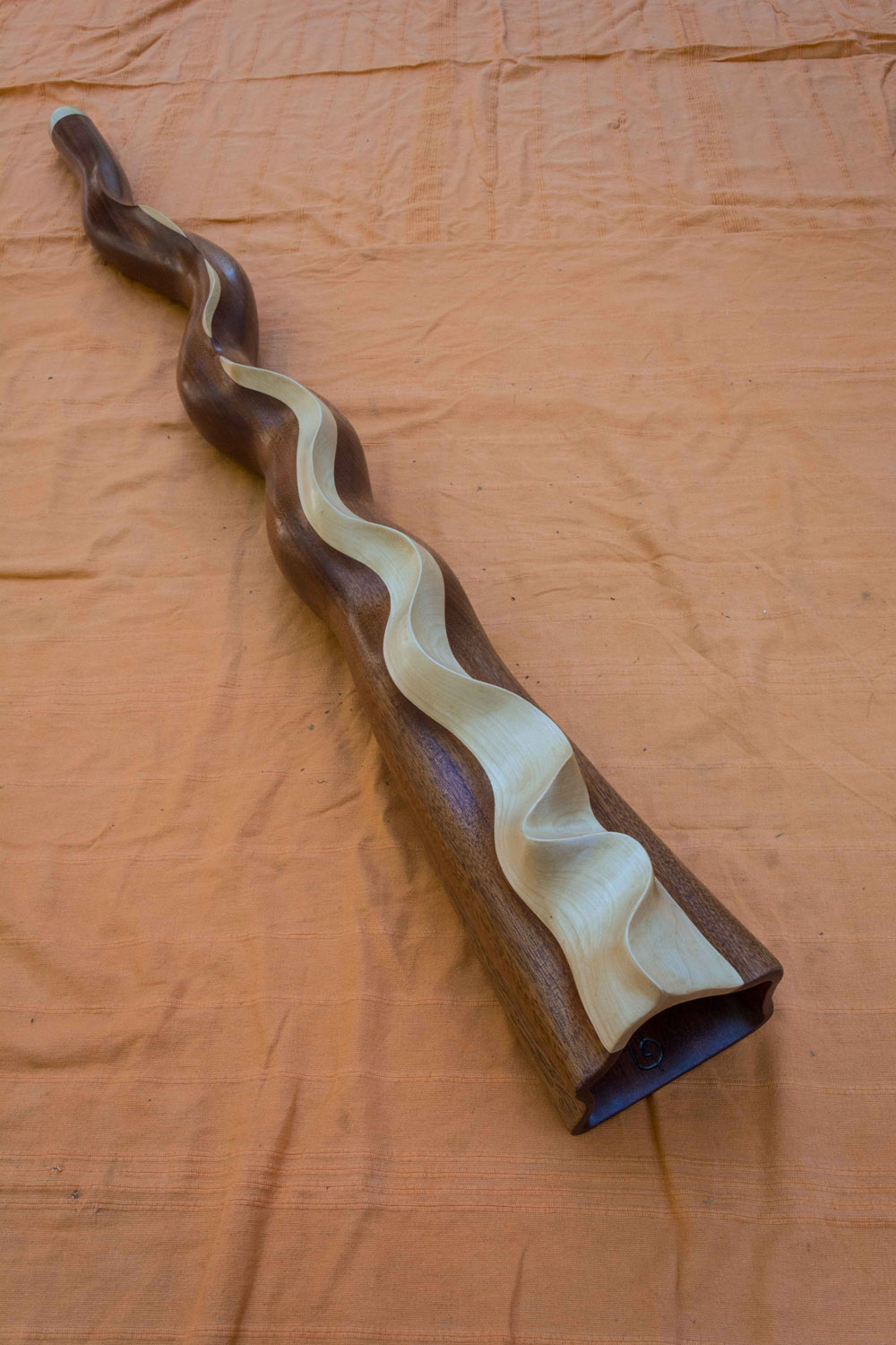 Didgeridoo nommé Mandara, en Ré#, légèrement courbé, fabriqué dans un bois de sipo et d'érable