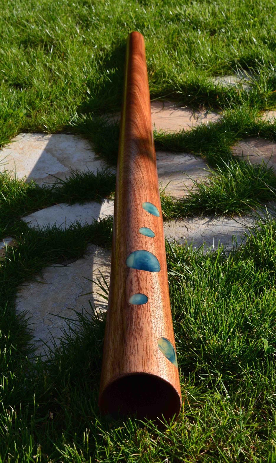 Didgeridoo nommé Omoro, en Do, tout droit, fabriqué en bois de niangon avec des incrustations de résine colorées bleu
