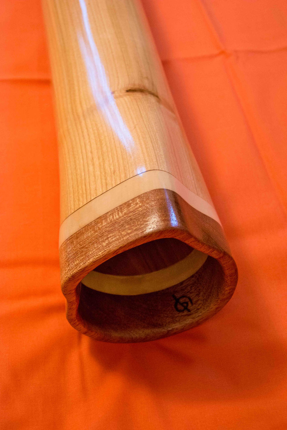 Didgerido sur mesure, en Si, tout droit, fabriqué en bois de merisier, avec de l'érable et du sipo à la cloche