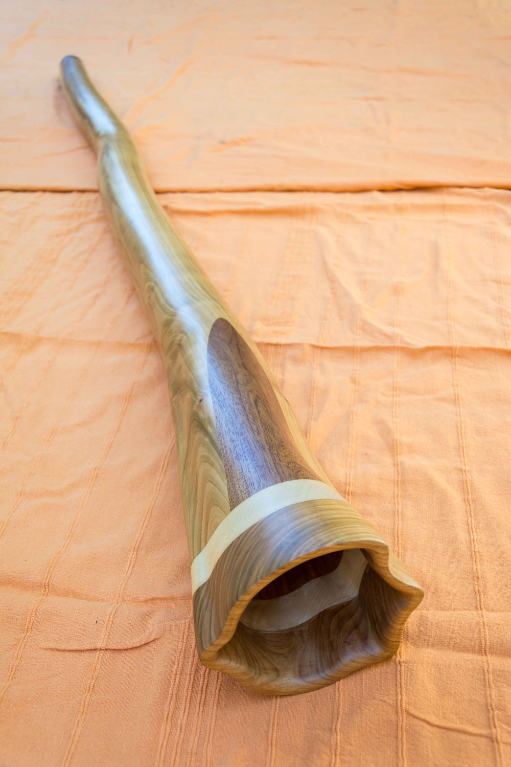 Didgerido nommé Tueka, en Do 432, légèrement courbé, fabriqué en bois de merisier, avec du sipo et érable à la cloche