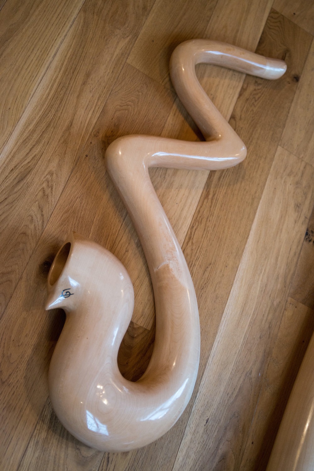 Didgeridoo nommé Twesty, en Fa, à courbes très prononcées, fabriqué en bois d'érable